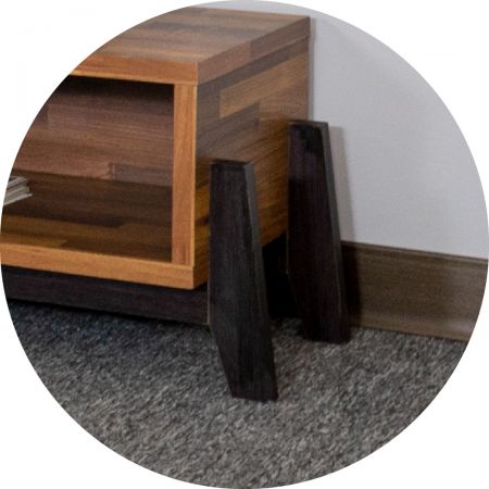 El grosor de la placa base de la mesa medieval de MDF es de 2,5 cm.